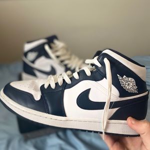 Jordan 1 Mid “White Metallic Gold Obsidian”
